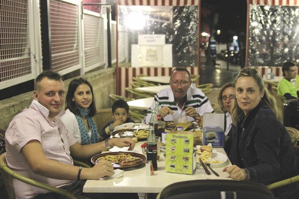 Nuestro amigo Manuel y familia cenando en Sa Foganya