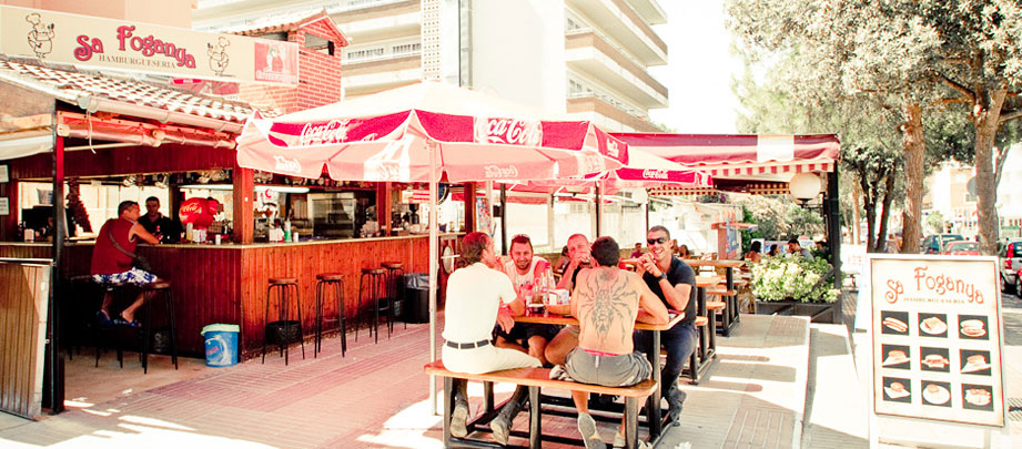 Restaurante con mesas al aire libre
