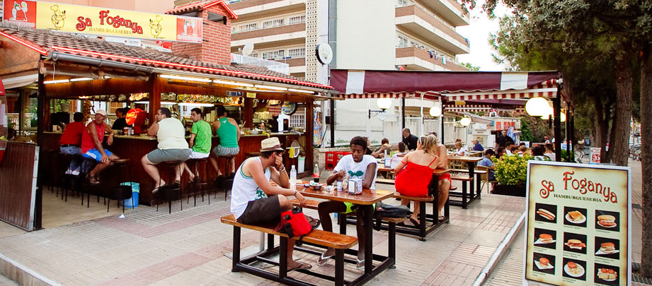 Restaurante con mesas al aire libre