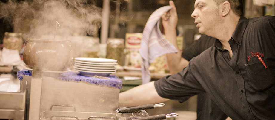 Cocina con chefs trabajando juntos